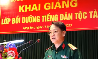 Đại tá Lương Đình Nhạc, Phó Chính ủy Bộ CHQS tỉnh lạng Sơn phát biểu tại lớp bồi dưỡng.