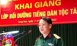 Đại tá Lương Đình Nhạc, Phó Chính ủy Bộ CHQS tỉnh lạng Sơn phát biểu tại lớp bồi dưỡng.
