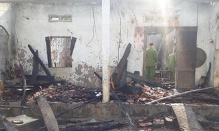 Lực lượng chức năng Lạng Sơn điều tra, xử lý vụ hỏa hoạn tại gia đình anh Hà Văn Tạ -Ảnh: TL