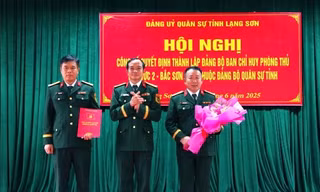 Trao quyết định thành lập Đảng bộ Ban chỉ huy Quân sự khu vực. Ảnh: Dương Nguyên.