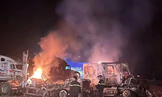 Hiện trường vụ cháy 2 xe container ở Khu phi thế quan cửa khẩu Tân Thanh -Ảnh: Duy Chiến 