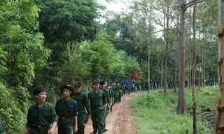 Các chiến sỹ nhí hành quân dã ngoại. Ảnh: Duy Chiến 