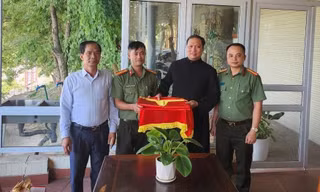 Công an thành phố Cao Bằng trao tặng cờ Tổ quốc cho giáo xứ Thanh Sơn. Ảnh: CB