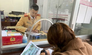 Quái xế vi phạm ký biên bản -Ảnh: LS