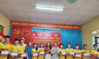 Tặng quà cho các VĐV.