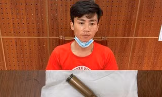 Đối tượng Đức và tang vật đe dọa hàng xóm .Ảnh: A. Khoa