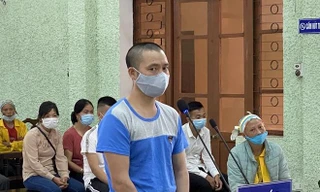 Bị cáo Vầy ra tòa lĩnh án 9 năm tù về tội buôn bán trẻ em .Ảnh: T. Duyên 