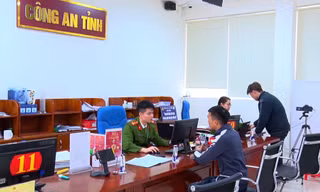 Lực lượng công an Lạng Sơn làm thủ tục cấp con dấu mới cho tổ chức, đơn vị. 