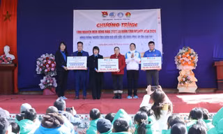 Trao tặng quà cho tuổi trẻ Lạng Sơn. Ảnh: Duy Chiến 