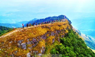Sống lưng "Khủng long" cao nhất ở Núi Cha trên đỉnh Mẫu Sơn hùng vĩ. Ảnh: Ngọc Minh 