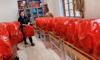 Các thầy cô giáo vùng cao phấn khởi vì được nhận quà tết. 