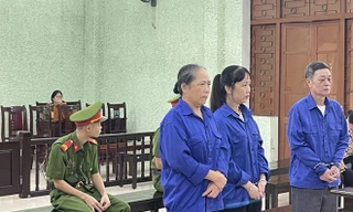 Các bị cáo ra tòa lĩnh án.