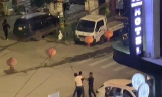 Hình ảnh đối tượng dùng súng bắn về phía nhà dân ở thành phố Cao Bằng.