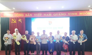 Tặng hoa "những người giữ lửa" .Ảnh: Duy Chiến 