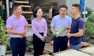 Anh Tuấn (ngoài cùng bên phải) giới thiệu mô hình phát triển cao khô Chợ Bãi. 