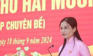 Chủ tịch UBND huyện Dương Thị Hạnh phát biểu nhận nhiệm vụ. 