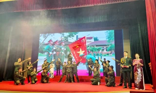 Văn nghệ thắm tình quân dân (ảnh: Duy Chiến)