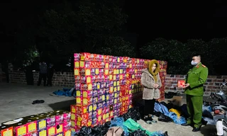 Đối tượng Huệ và tang vật. 