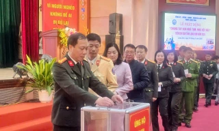 Ủng hộ chương trình xóa nhà tạm, nhà dột nát trên địa bàn Lạng Sơn. Ảnh: Duy Chiến. 