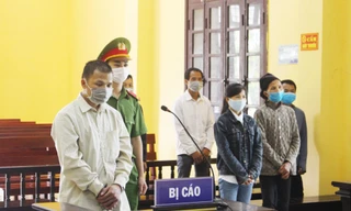 Bị cáo Lương Văn Côi (ngoài cùng, bên trái) ra tòa lĩnh án 17 năm tù -Ảnh: H. N