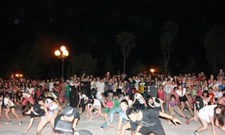 Biểu diễn hiphop để quyên tiền làm từ thiện Ảnh: D.C