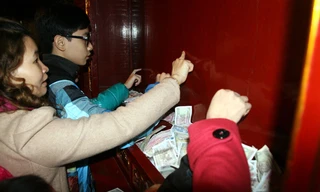 Thi nhau thả tiền lên bàn thờ