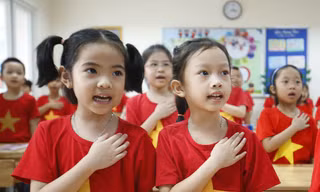 Học sinh Hà Nội háo hức tới trường. 