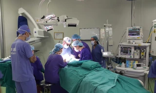 Tạo hình sớm tai nhỏ bẩm sinh giúp người bệnh tự tin hơn. Ảnh: BV Việt - Đức