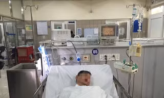 Bệnh nhân ngộ độc rượu đang cấp cứu tại Trung tâm Chống độc, BV Bạch Mai