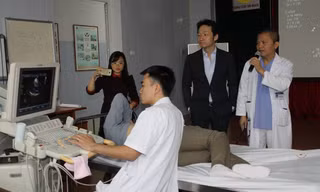 Các BS Trung tâm tim mạch BV E siêu âm kiểm tra sức khoẻ cho bệnh nhân đầu tiên được tái tạo van động mạch chủ bằng màng tim tự thân