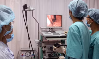 Qua trường hợp bệnh nhân Đặng Thị Nh, ThS.BS Nguyễn Văn Giang khuyến cáo, khi bị sặc, hóc dị vật để lâu có thể dẫn đến tình trạng ho ra máu, gây viêm nhiễm hoặc apxe quanh dị vật hoặc ở thùy phổi mà nó gây tắc. Ảnh minh hoạ: Internet