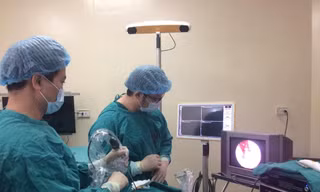 BS Liên cùng các cộng sự tiến hành phẫu thuật u tuyến yên cho bệnh nhân B. Ảnh: BSCC