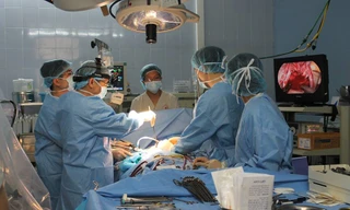 GS.TS Lê Ngọc Thành thực hiện nội soi vá thông liên nhĩ toàn bộ tại Trung tâm tim mạch BV E. Ảnh: TX