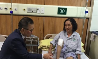 GS Ton Tran thăm khám cho BN Đào Thị Thắng trước khi phẫu thuật