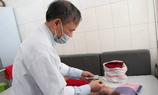 Châm cứu chữa méo miệng, liệt mặt do lạnh cho bệnh nhân tại Bệnh viện Châm cứu Trung ương