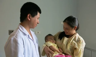 Bác sĩ Cao Việt Tùng thăm hỏi sức khoẻ bé N.M.N