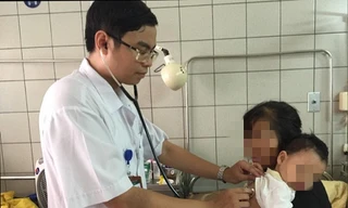 Bác sĩ Nguyễn Hữu Hiếu, người trực tiếp điều trị cho cháu H. cho biết, hiện tại bệnh nhi bị tổn thương đường tiêu hóa, phổi và gan.