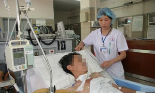 Điều trị cho bệnh nhân ngộ độc rượu tại TTCĐ Bạch Mai, Hà Nội