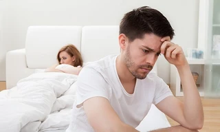 Khi thấy tinh dịch có lẫn máu, nam giới nên đến cơ sở y tế để được các bác sĩ khám và điều trị kịp thời. Ảnh minh họa: Internet