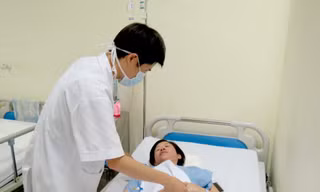 5 giờ sau phẫu thuật, sức khỏe bệnh nhâ N.T.M.T đã phục hồi, tỉnh táo và tiếp xúc tốt