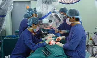 GS.TS Trần Thiết Sơn cùng các đồng nghiệp tiến hành ca phẫu thuật tái tạo lại khuôn mặt biến dạng cho ông Hà Sỹ S. Ảnh BSCC
