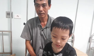 Bố con bé Tiến đang được điều trị tại Viện Huyết học và Truyền máu TƯ. Ảnh: LN