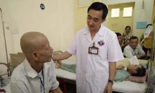 Thăm khám cho bệnh nhân đang điều trị tại BV K Trung ương