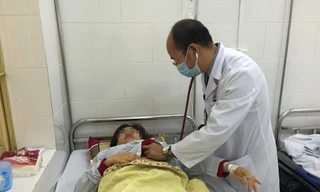 TS Đỗ Duy Cường - Trưởng khoa Truyền nhiễm thăm khám bệnh nhân. Ảnh: BV Bạch Mai cung cấp