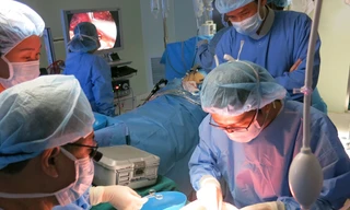 Các BS đang thực hiện ca ghép thận cho bệnh nhân