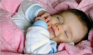 Trẻ sơ sinh do cơ thể non yếu, khả năng ổn định thân nhiệt chưa tốt, sức đề kháng kém nên rất dễ nhiễm bệnh vào mùa đông, nhất là các bệnh về đường hô hấp, bệnh về da. Ảnh minh hoạ: Internet