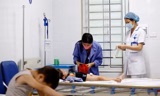 Bệnh nhi ở Hưng Yên bị sùi mào gà được điều trị tại BV Da liễu TƯ. Ảnh: Như Ý