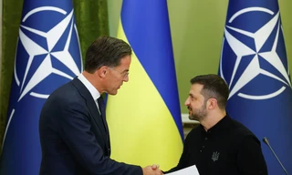 Tổng thống Ukraine Volodymir Zelensky và Tổng thư ký NATO Mark Rutte bắt tay nhau sau cuộc họp báo ngày 3/10 tại Kiev. (Ảnh: Reuters)