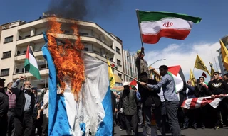 Người Iran đốt cờ Israel trong sự kiện ở Tehran ngày 5/4. (Ảnh: WANA)