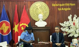 Đại sứ Dương Chính Chức làm việc với cảnh sát Angola ngày 29/7. (Ảnh: Fb ĐSQ)